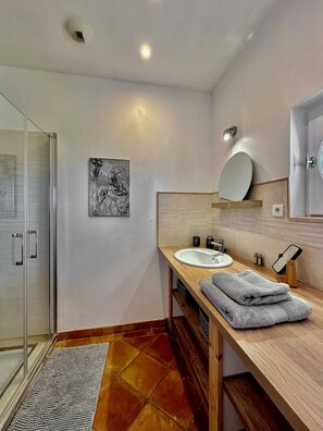 Een douche, een haardroger, handdoeken, zeep