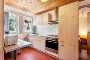 Fridge, microwave, oven, stovetop - Apartment 'Wohnung 2 Linde' with Balcony and Wi-Fi (Willingen (Upland))