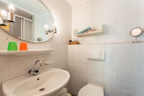 Regadera, secadora de cabello, toallas 