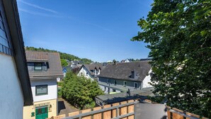 A residential area with houses, a wooden fence, and a clear sky. - Apartment 'Wohnung 2 Linde' with Balcony and Wi-Fi (Willingen (Upland))