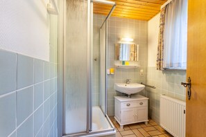 Douche, sèche-cheveux, serviettes fournies