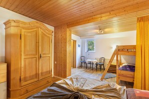 2 chambres, fer et planche à repasser, Wi-Fi, draps fournis