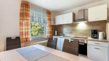 Køleskab, mikrobølgeovn, ovn, kogeplade