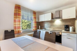 Fridge, microwave, oven, stovetop - Holiday Apartment '3 Kirsche' with Mountain View, Shared Garden and Wi-Fi (Willingen (Upland))