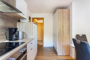Fridge, microwave, oven, stovetop - Holiday Apartment '3 Kirsche' with Mountain View, Shared Garden and Wi-Fi (Willingen (Upland))