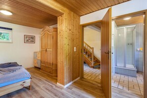 2 bedrooms, iron/ironing board, WiFi, bed sheets - Holiday Apartment '3 Kirsche' with Mountain View, Shared Garden and Wi-Fi (Willingen (Upland))