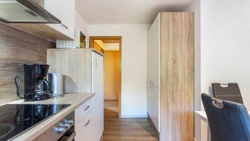 KĂŒhlschrank, Mikrowelle, Ofen, Herdplatte