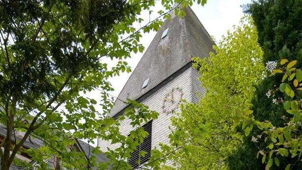 A stone building with arched windows and a tower. - Apartment 'Wohnung 1 Birke' with Wi-Fi (Willingen (Upland))