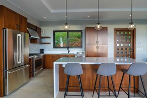 Frigorífico, microondas, horno y lavavajillas