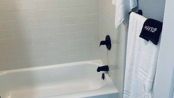 Regadera, secadora de cabello, toallas