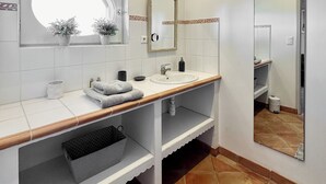 Shower, hair dryer, towels, soap - Maison Oléa - Chambre D'hôtes "naturéa" Avec vue sur la Vallée de la Vézère (Le Bugue)