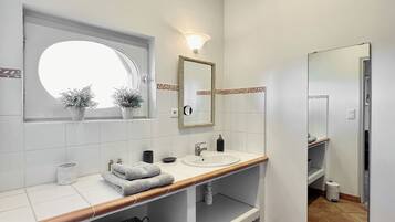 Een douche, een haardroger, handdoeken, zeep