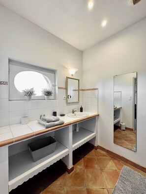 تجهيزات دش، مجففات شعر، مناشف، صابون