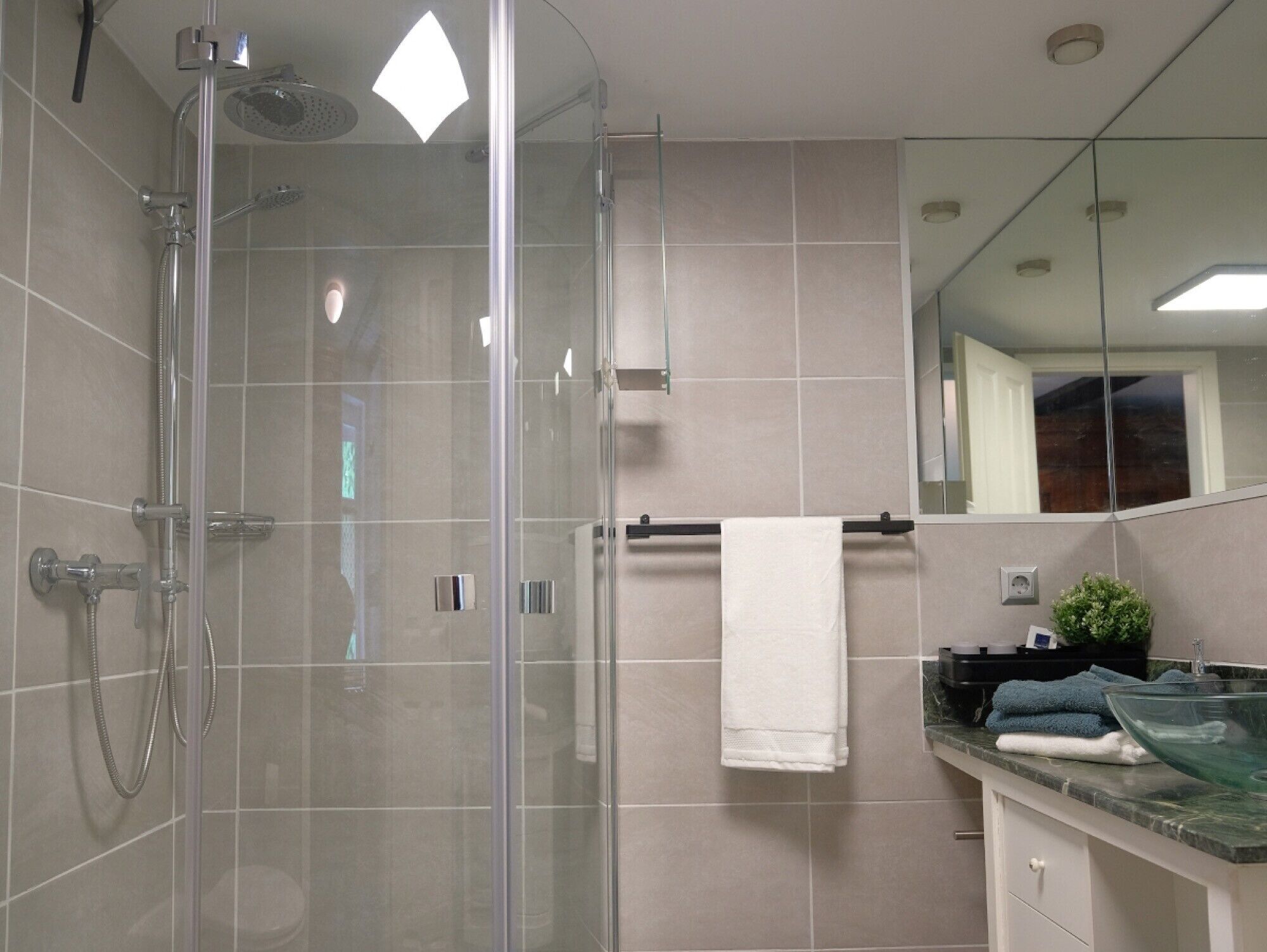 Dusche, kostenlose Toilettenartikel, Haartrockner, Handtücher