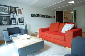 TV - Holiday Apartment 'Beim Bildhauer Karl F' with Wi-Fi (Trendelburg)