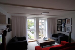 TV - Holiday Apartment 'Beim Bildhauer Karl F' with Wi-Fi (Trendelburg)