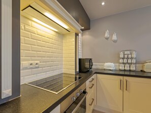 Fridge, microwave, oven, stovetop - Charming holiday home with large private garden (Nieuwpoort)