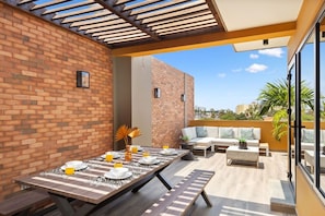 Outdoor dining - Porta Al Sole 11 by Bocobay | New Luxury Condo (Noord)