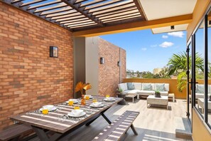 Outdoor dining - Minutes to the Beach | Porta Al Sole 8 by Bocobay (Noord)