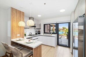 Fridge, microwave, oven, stovetop - Porta Al Sole 2 by Bocobay | Minutes to the Beach (Noord)