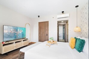 3 habitaciones, escritorio y tabla de planchar con plancha 