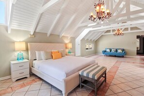 6 عدّة غرف نوم وخزنة داخل الغرفة ومكتب ومكواة/لوح كي