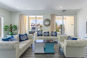 TV - Luxury Palm Beach 2BR Condo at The Cove 103 by Bocobay (Noord)