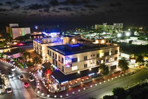 Ein Hotel mit Dachterrasse, mehreren Restaurants und einem Parkplatz.