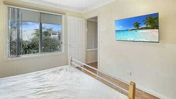 4 bedrooms, iron/ironing board, WiFi, bed sheets