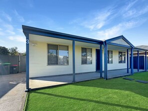 Exterior - Spacious 4-Bed Home 2-Min to the Beach (Broulee)