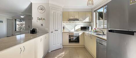 冷蔵庫、電子レンジ、オーブン、コンロ