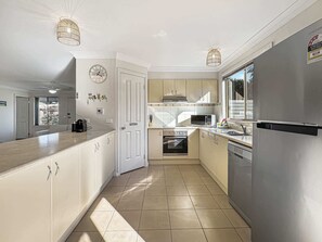 Jääkaappi, mikroaaltouuni, uuni, liesi