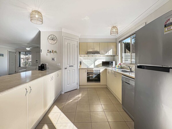 Refrigerador, microondas, horno, placa de cocina