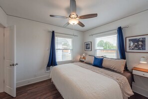 2 chambres, bureau, fer et planche à repasser, lit parapluie