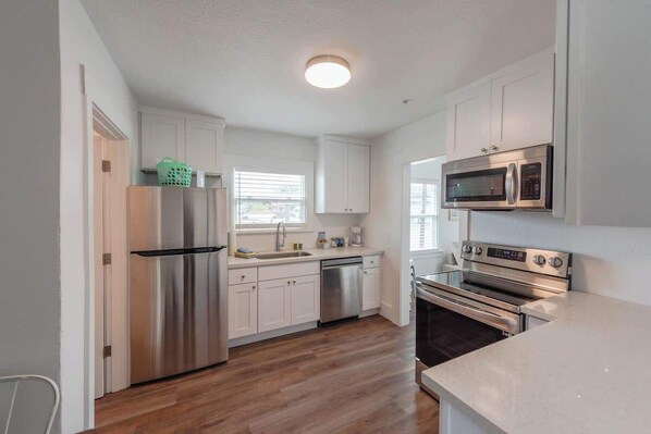 Réfrigérateur, micro-ondes, four, plaque de cuisson