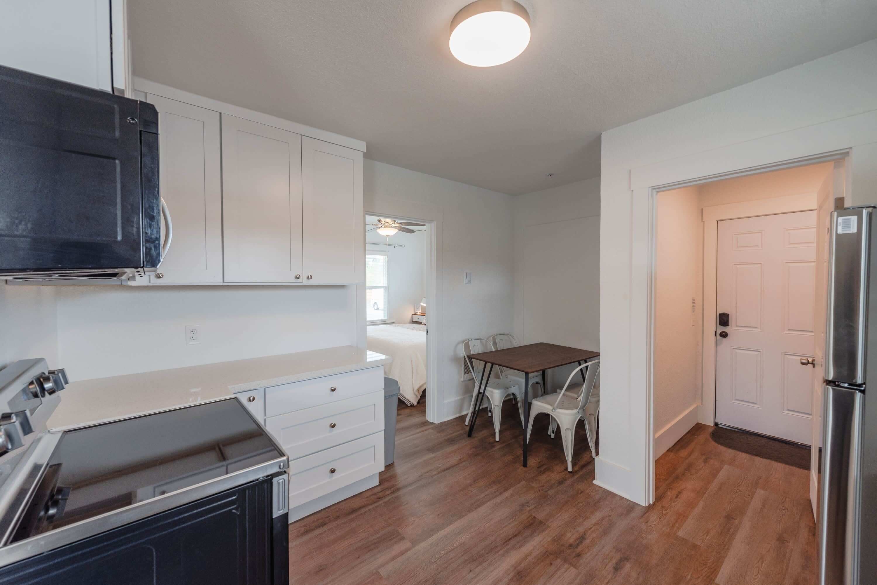 2 soverom, skrivebord, strykejern/-brett og reiseseng for barn