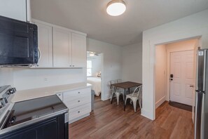 2 bedrooms, desk, iron/ironing board, travel cot - #StayInMyDistrict Bluebird Cottage Coos Bay (Coos Bay)