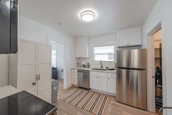 Een koelkast, een microgolfoven, een oven, een kookplaat