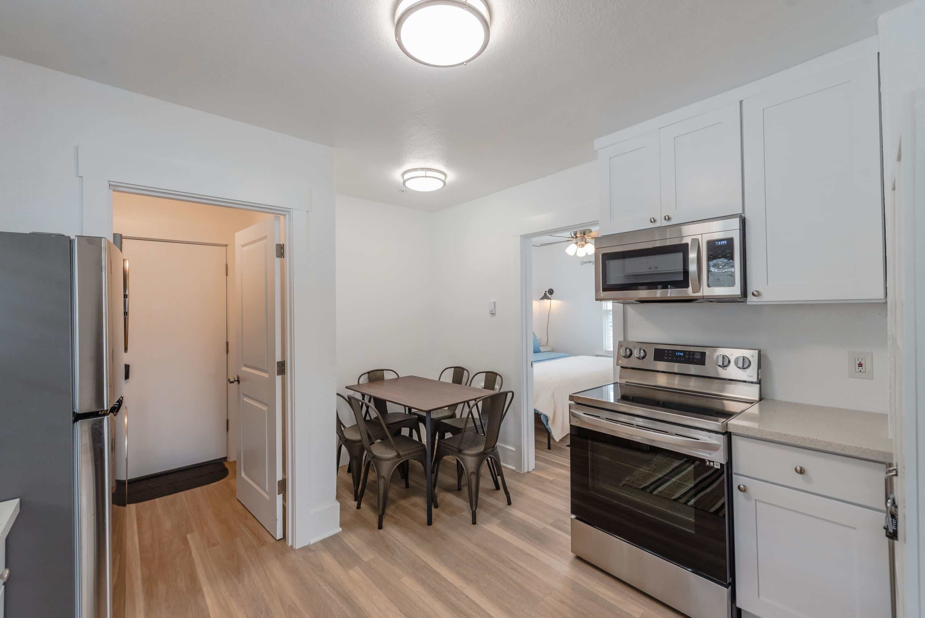 Jääkaappi, mikroaaltouuni, uuni, liesi