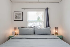 2 slaapkamers, een bureau, een strijkplank/strijkijzer, wifi