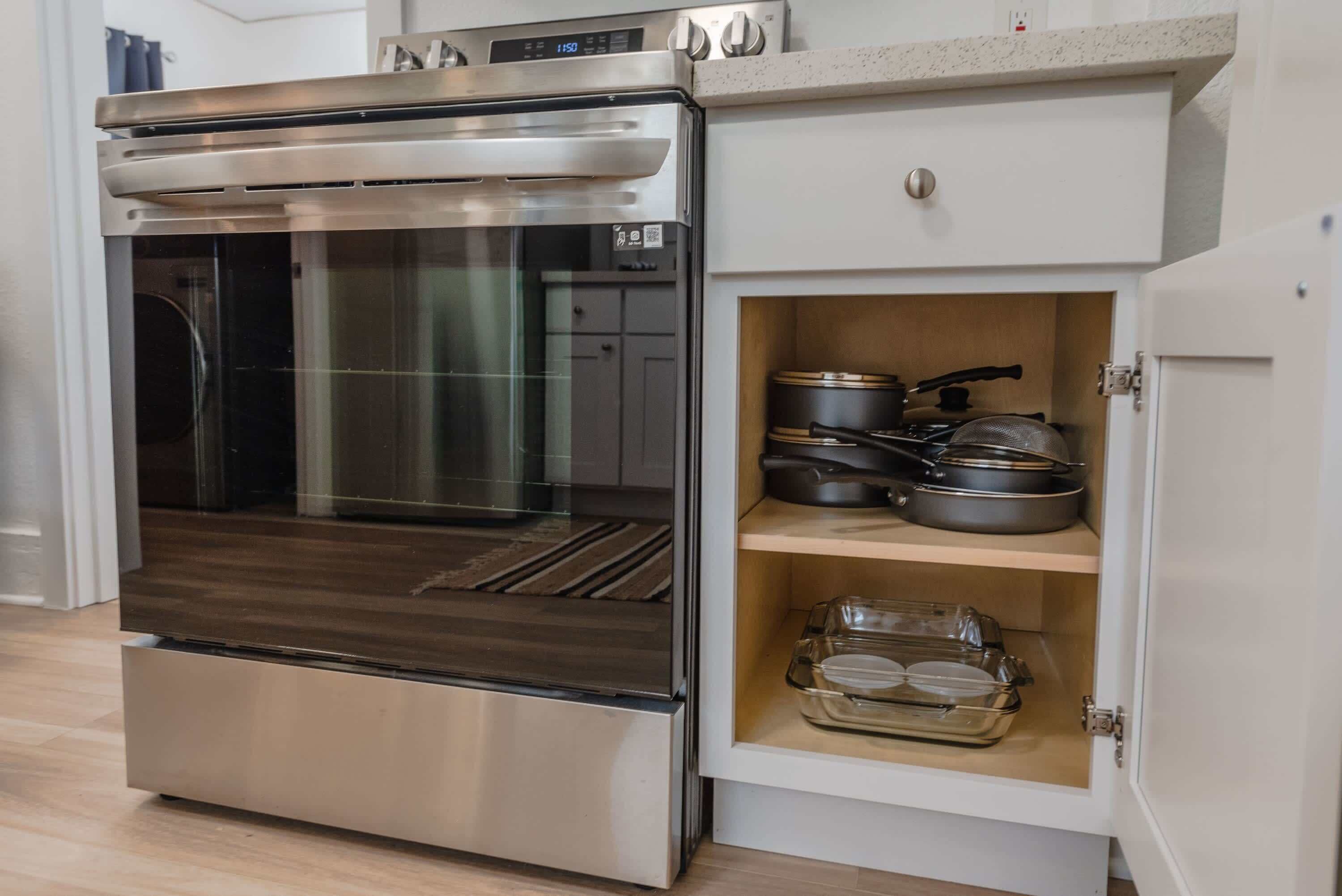 Kjøleskap, mikrobølgeovn, ovn og kokeplater