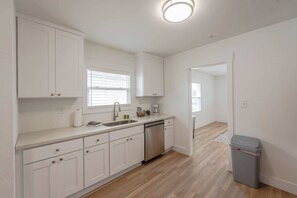 Fridge, microwave, oven, stovetop - #StayinMyDistrict Zen Cottage Coos Bay (Coos Bay)