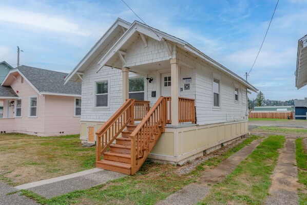 Exterior detail - #StayinMyDistrict Zen Cottage Coos Bay (Coos Bay)