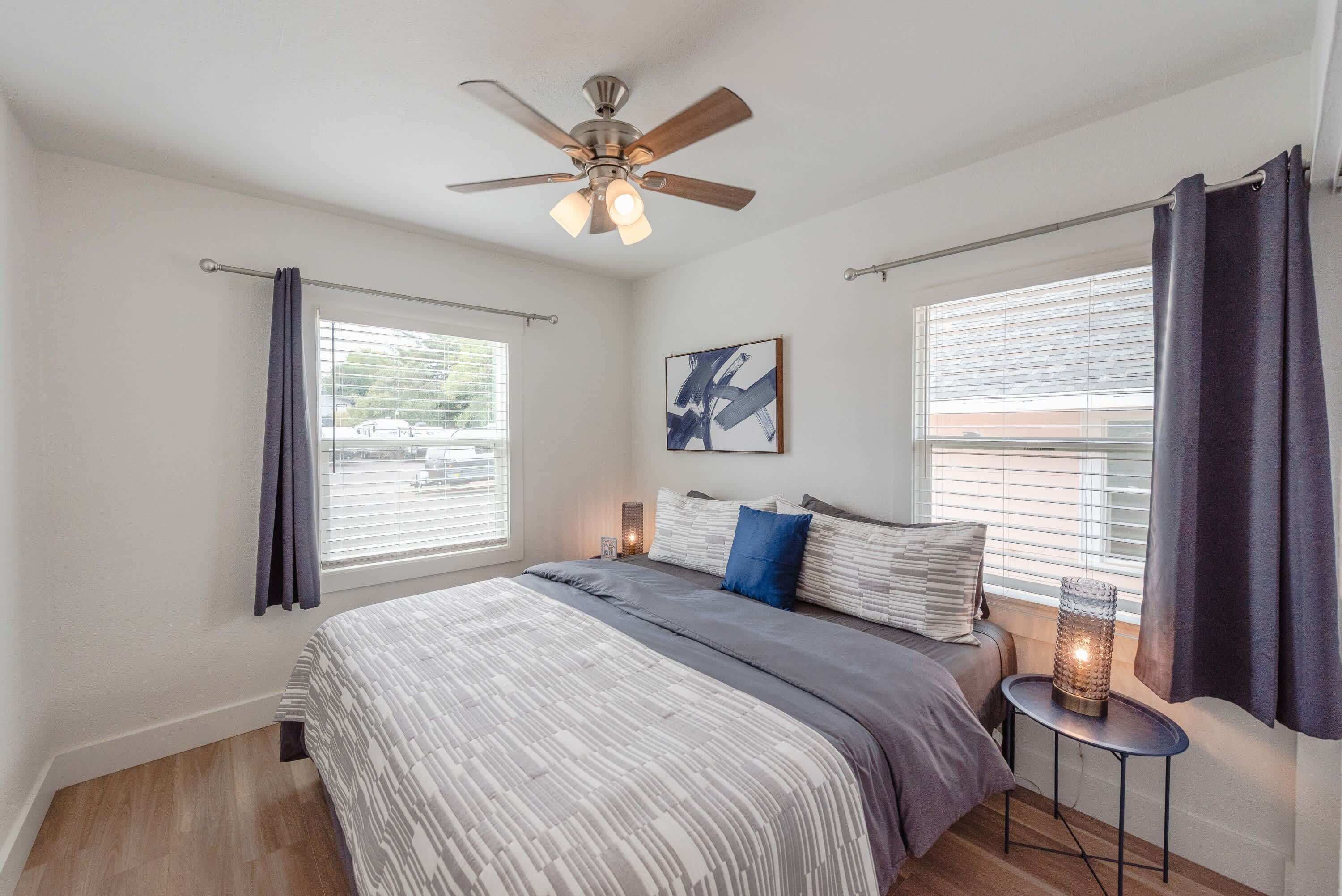 2 soverom, skrivebord, strykejern/-brett og wi-fi