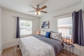 2 Schlafzimmer, Schreibtisch, Bügeleisen/Bügelbrett, WLAN