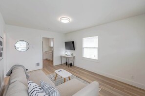 TV, offices - #StayinMyDistrict Zen Cottage Coos Bay (Coos Bay)