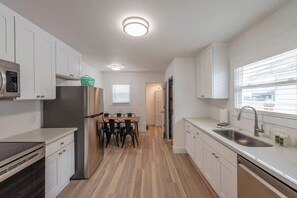 Fridge, microwave, oven, stovetop - #StayinMyDistrict Zen Cottage Coos Bay (Coos Bay)