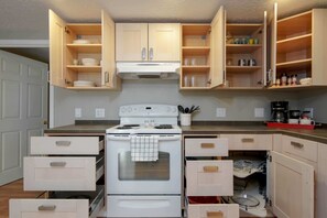 Réfrigérateur, four à micro-ondes, un four, surface de cuisson