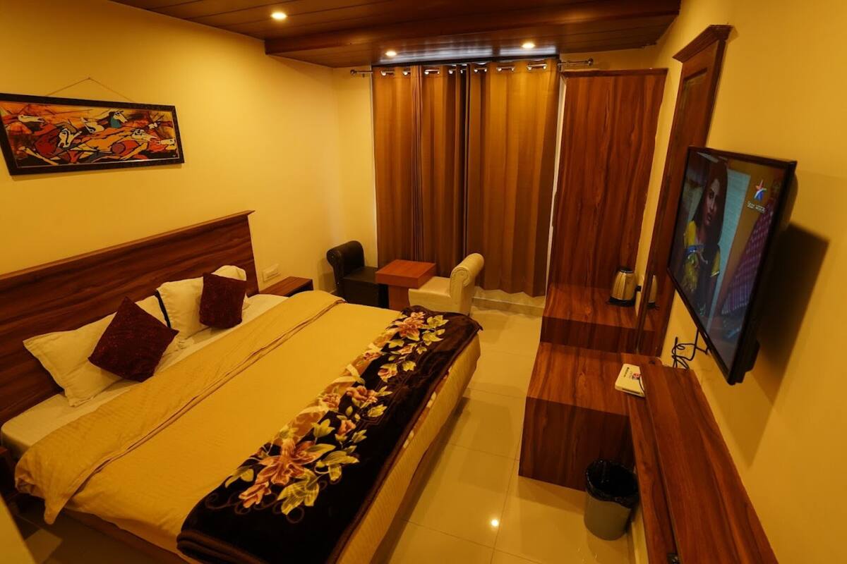 Family Room | Soundproofing, WiFi (free), bed sheets