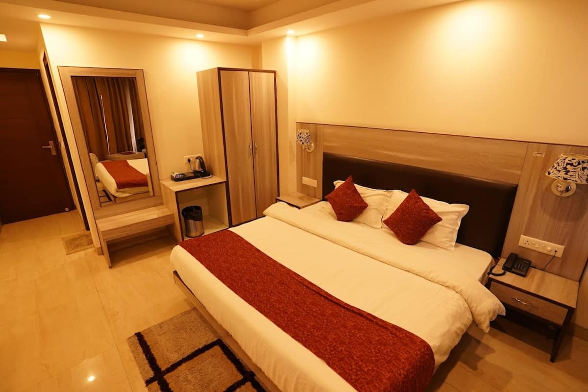 Deluxe Room | Soundproofing, WiFi (free), bed sheets
